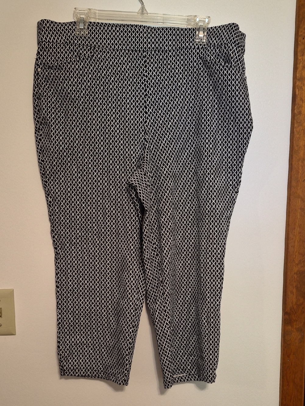 Rafaella Black & White Geometric Stretch Crop Pants - Women's SZ 18